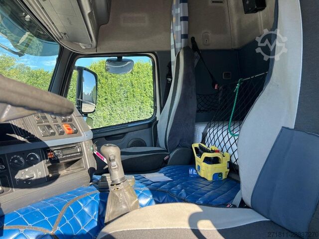 Konkslaaduriga veok VOLVO VOLVO FM82 SCARRABILE CON GRU E POLIPO