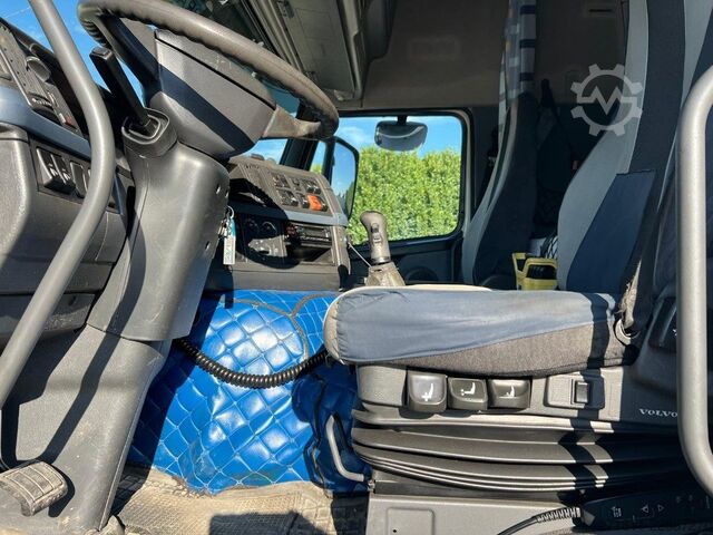 Konkslaaduriga veok VOLVO VOLVO FM82 SCARRABILE CON GRU E POLIPO