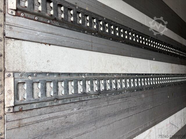 Transporte refrigerado/congelado Schmitz 2 axles + STUURAS + LOADLIFT + CARRIER MAXIMA 1300