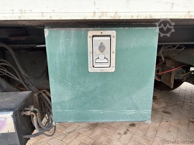 Transporte refrigerado/congelado Schmitz 2 axles + STUURAS + LOADLIFT + CARRIER MAXIMA 1300