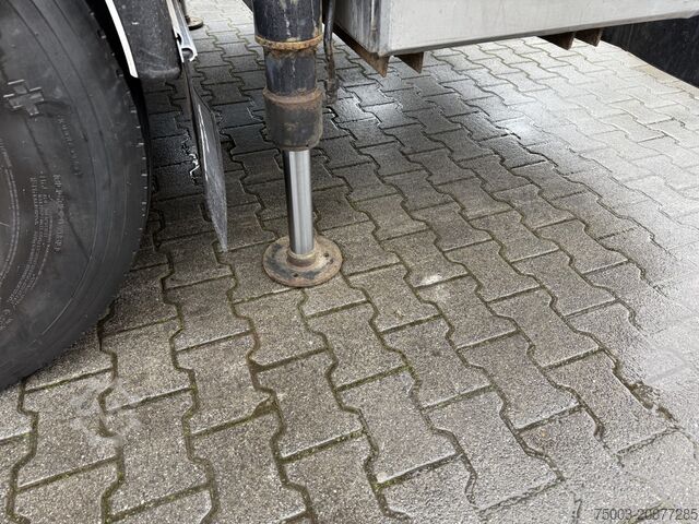 Crane yang terpasang pada truk  Kran PM30025 + Jib bis 26.5 Meter