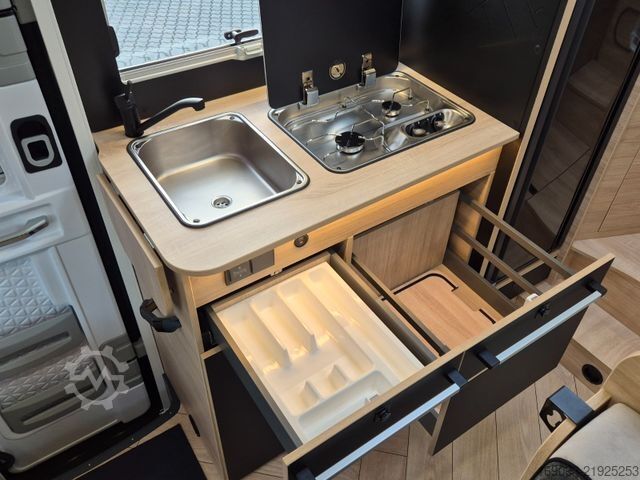Halvintegrerad husbil CHAUSSON 627 Titanium Line *MJ26*Arctic*Hubbett*Navi*ACC