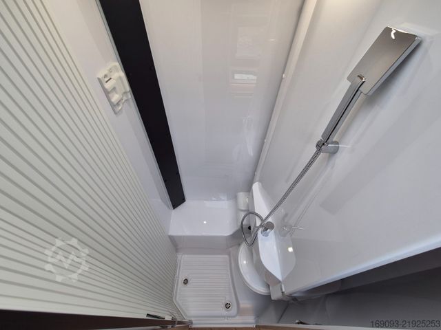 Halvintegrerad husbil CHAUSSON 627 Titanium Line *MJ26*Arctic*Hubbett*Navi*ACC
