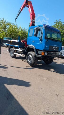 Kamion sa ravnom platformom MAN TGM 10.180 4x4 KRAN 16m single bereift FUNK