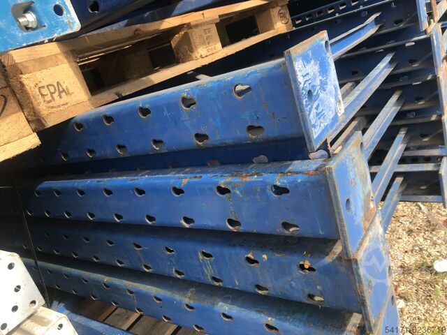 Pallet racks (load capacity 1200 kg/pallet) 
