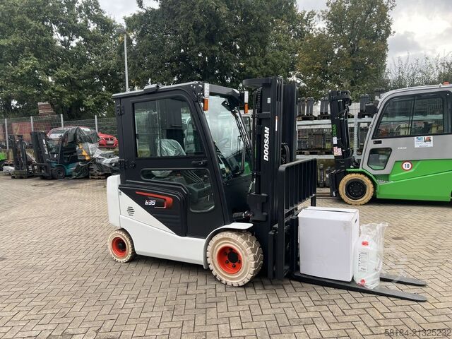 Električni viljuškar na 4 kotača Bobcat B35NS