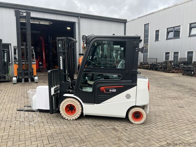 Električni viljuškar na 4 kotača Bobcat B35NS