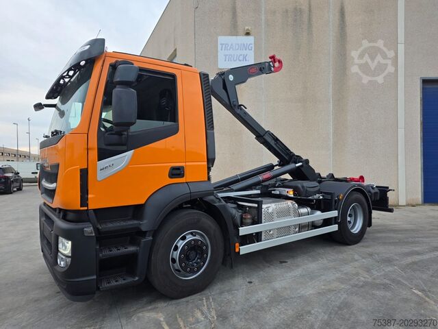 Kancalı kaldırma kamyonu iveco Trakker