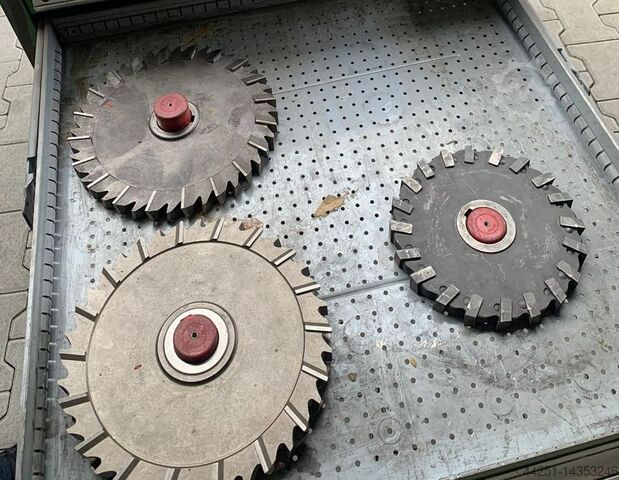 Armário de gavetas com ferramentas de usinagem Lista Schubladenschrank mit Zerspanwerkzeug
