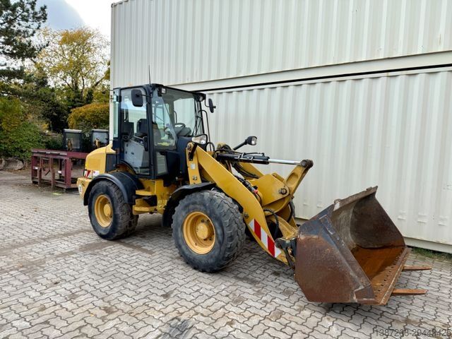 Chargeuse sur pneus CATERPILLAR 908H2 / Deutsche Maschine / Schaufel + Gabel