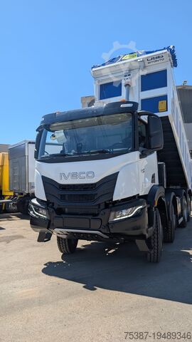 Truk tipper IVECO Trakker