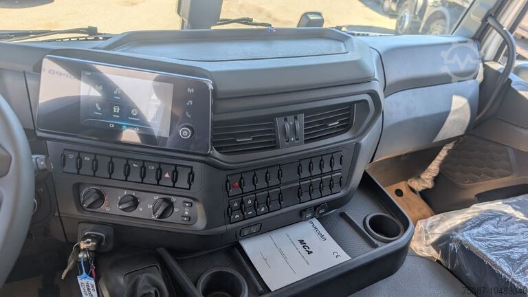 Truk tipper IVECO Trakker