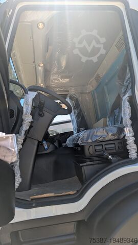 Truk tipper IVECO Trakker