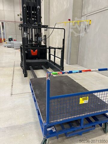 Reach trucks Linde Kommissionierer mit großer Plattform vor