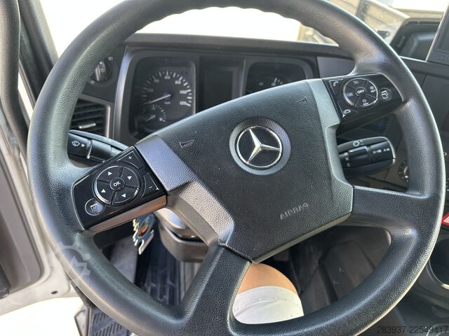 вантажівка з платформою і тентом Mercedes-Benz ANTOS