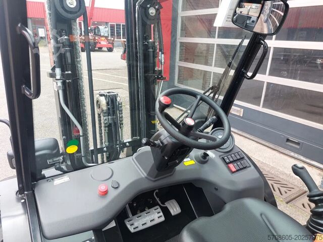 Chariot élévateur tout-terrain Manitou MC25-4 MC25-4