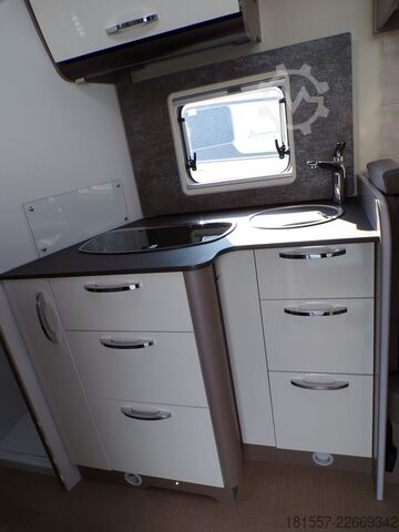 Semi-integrated camper BÜRSTNER Lyseo TD IT 736 Winterpaket. Hubbett