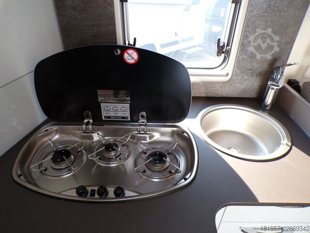 Semi-integrated camper BÜRSTNER Lyseo TD IT 736 Winterpaket. Hubbett