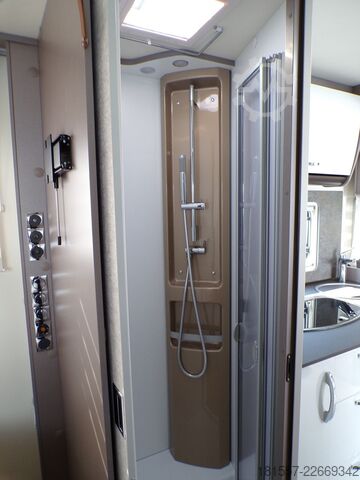 Semi-integrated camper BÜRSTNER Lyseo TD IT 736 Winterpaket. Hubbett