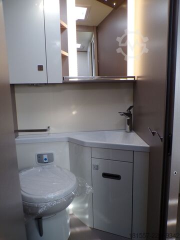 Semi-integrated camper BÜRSTNER Lyseo TD IT 736 Winterpaket. Hubbett
