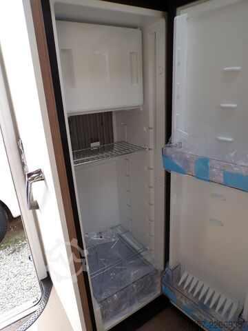 Semi-integrated camper BÜRSTNER Lyseo TD 736 Hubbett, Markise, Abwassert. beh.