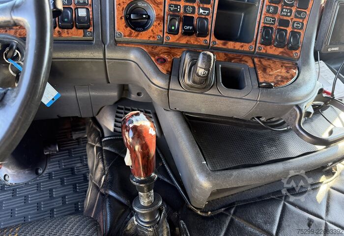 Kamion s ravnom platformom i ceradom Scania R164LB 4x2 Plane/HB / Swiss-Vehicle