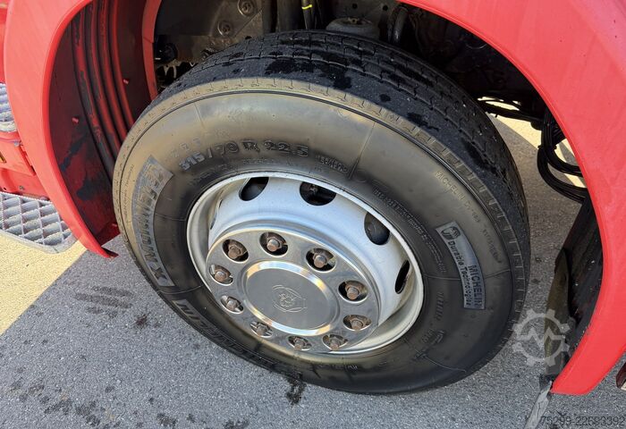 Kamion s ravnom platformom i ceradom Scania R164LB 4x2 Plane/HB / Swiss-Vehicle