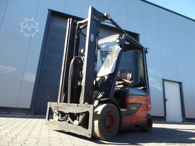 বৈদ্যুতিক 4 চাকা ফর্কলিফ্ট Linde E25-01