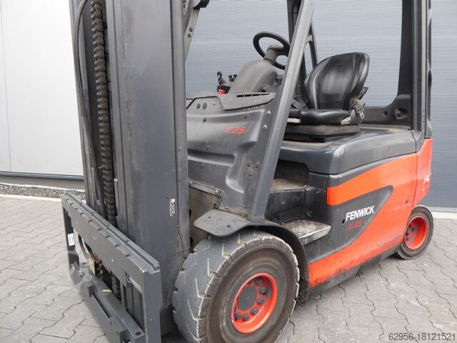 বৈদ্যুতিক 4 চাকা ফর্কলিফ্ট Linde E25-01