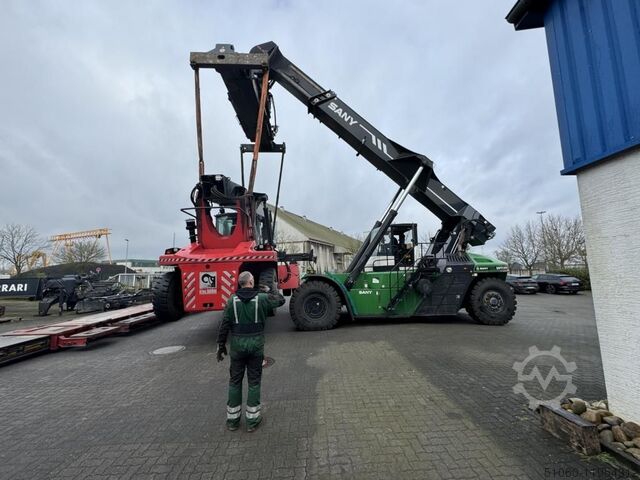 Full-container reach stacker 