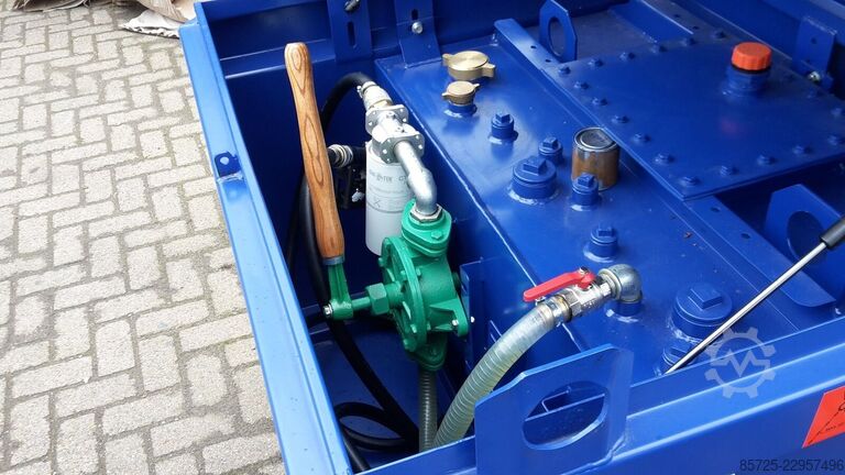 Camião cisterna  IBC tank met handpomp