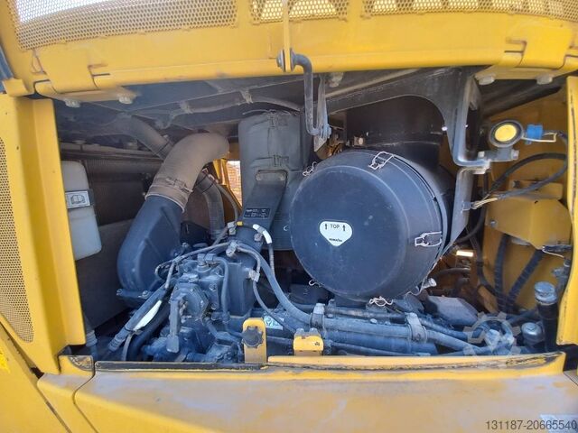 整平机 Komatsu D155A-6R (4 pcs available in Abu Dhabi)