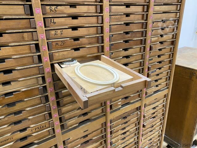 Typografické regály pro materiály, písmo Typographic shelving for materials, fonts, etc