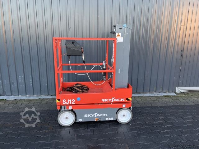 Vertikalni lift Skyjack SJ12