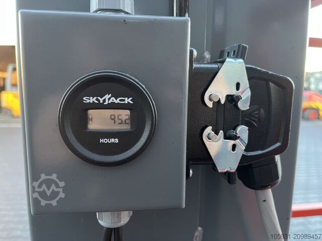 Vertikalni lift Skyjack SJ12