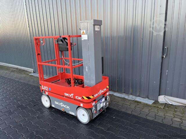 Vertikalni lift Skyjack SJ12