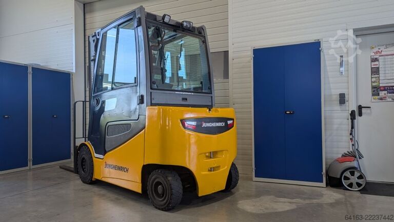 Elektryczny wózek widłowy 4-kołowy Jungheinrich EFG 425s neuwertige Batterie