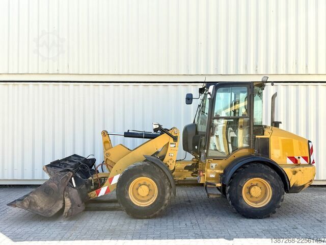 Колісний навантажувач CATERPILLAR 908M / 2015 BJ / 7.656 H / Schaufel + Gabel