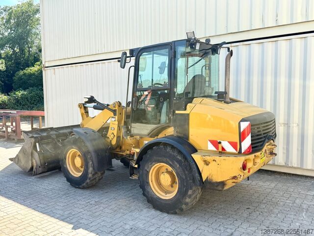 Колісний навантажувач CATERPILLAR 908M / 2015 BJ / 7.656 H / Schaufel + Gabel