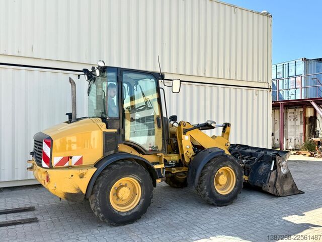 Колісний навантажувач CATERPILLAR 908M / 2015 BJ / 7.656 H / Schaufel + Gabel