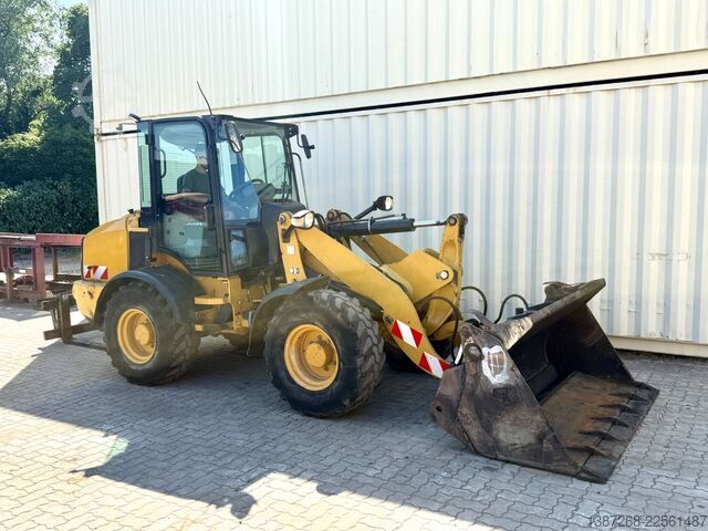Колісний навантажувач CATERPILLAR 908M / 2015 BJ / 7.656 H / Schaufel + Gabel