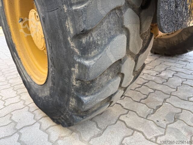 Колісний навантажувач CATERPILLAR 908M / 2015 BJ / 7.656 H / Schaufel + Gabel