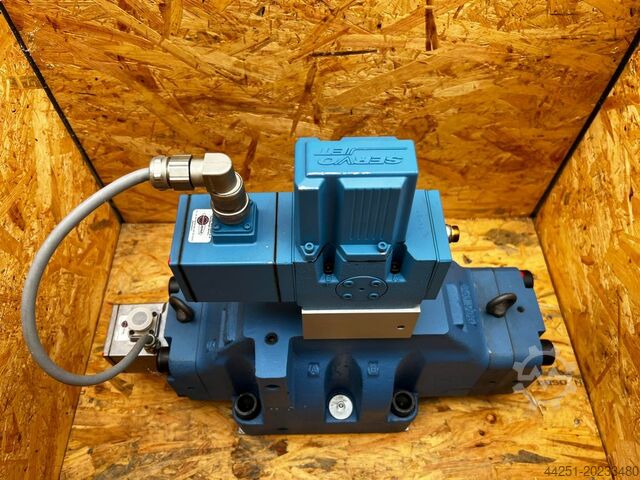 Unitate servoventil MOOG D665-5703 & D661-5623C