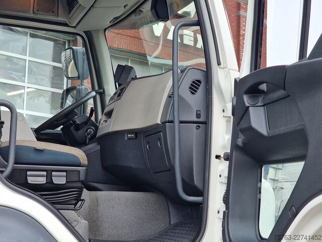 Valise Volvo FL 250 4x2 - Box - Loadlift - A/C - Camera - Eu...