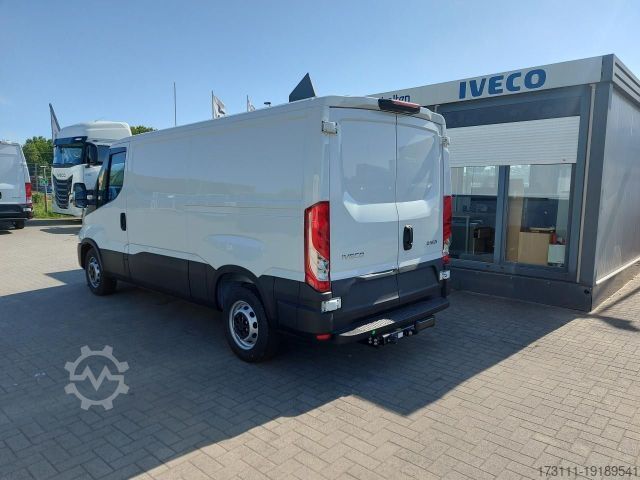 ऊंची छत वाली वैन IVECO Daily 35S14V / H1 Flachdach / AHK / Kamera