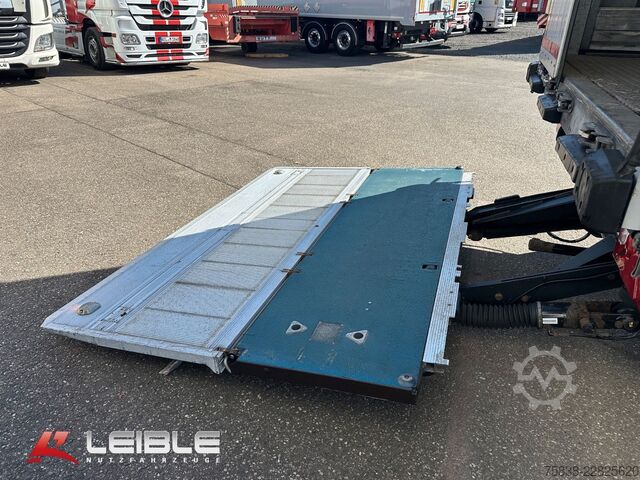 Trailer semi terbuka dengan terpal SCHMITZ CARGOBULL SCS Tautliner mit LBW / Ladebordwand Bär 2t