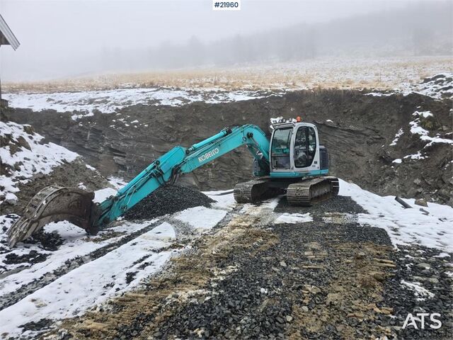 гусеничний екскаватор Kobelco SK135 SR LC tracked excavator with digging bucket