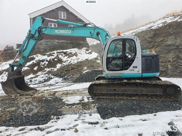 гусеничний екскаватор Kobelco SK135 SR LC tracked excavator with digging bucket
