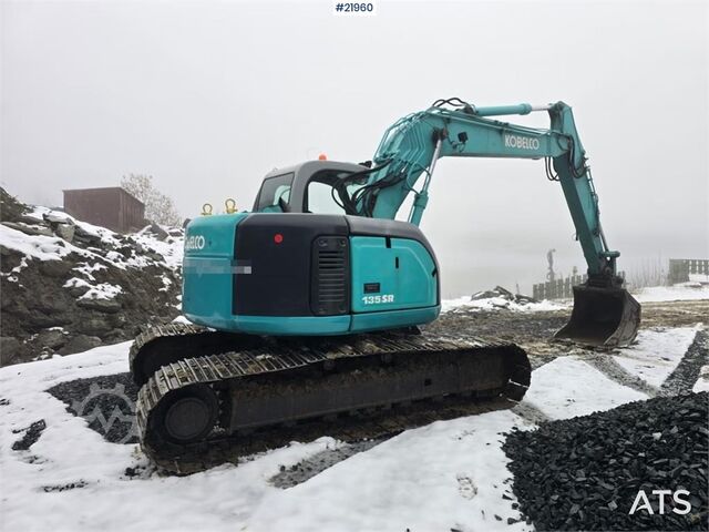 гусеничний екскаватор Kobelco SK135 SR LC tracked excavator with digging bucket