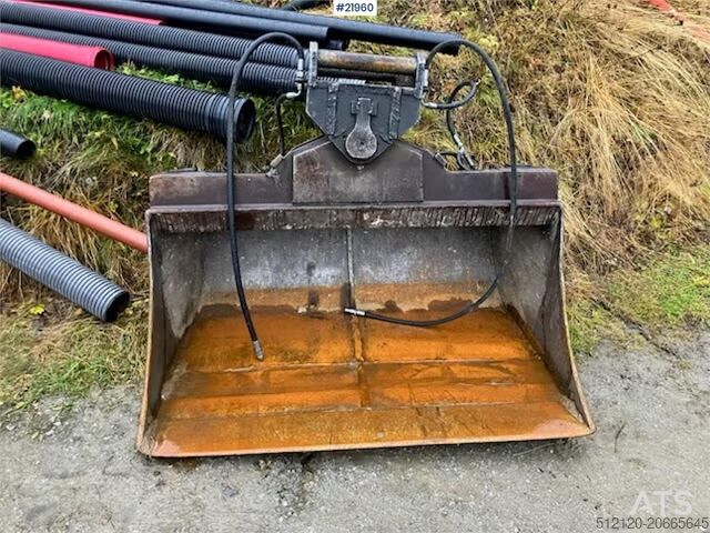 гусеничний екскаватор Kobelco SK135 SR LC tracked excavator with digging bucket